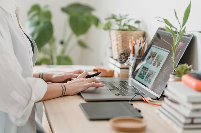 women-laptop-user